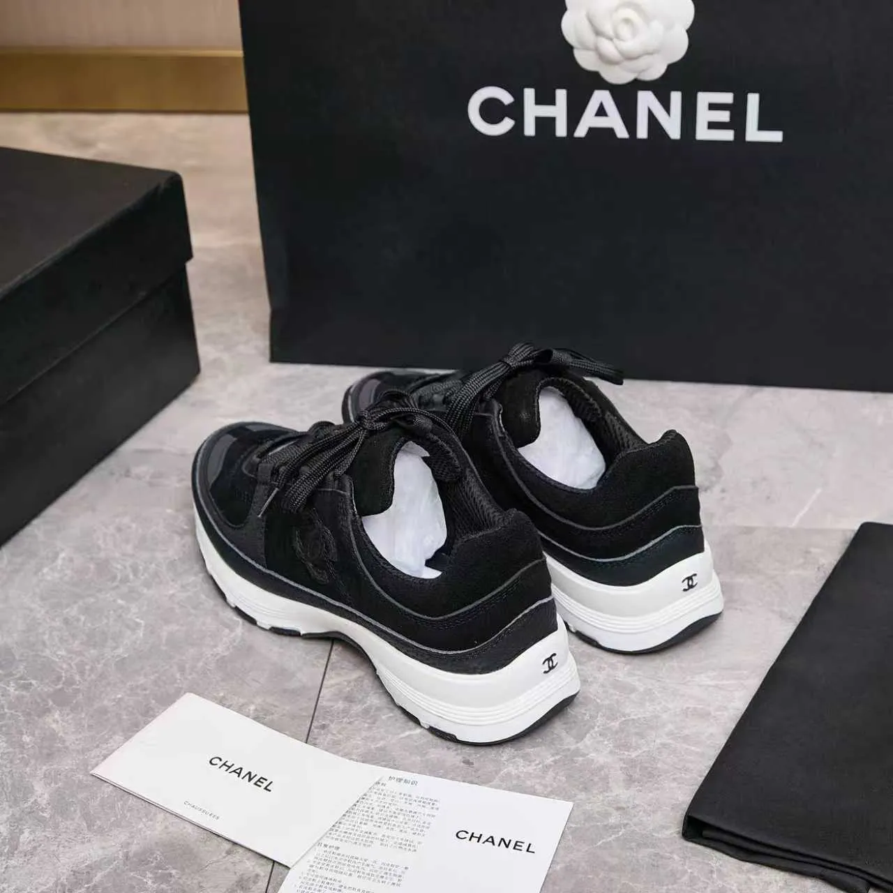 p560 Chanel Chanel - 2025 counter top casual sports shoes This classic design; the upper is embroidered with various techniques; the outsole is fashionable and sporty; the extraordinary inclusion of a variety of color matching elements... The diversified mix and match is very beautiful and versatile, casual, fashionable, sports and outdoor can be taken into account... ꫛꫀꪝ Go➫ Materials: ❶Upper made of: original imported high mercerized cow suede + imported mixed sheepskin ❷The inner lining is made of: original imported breathable mesh ❸Outsole is based on: original TPU combination outsole. Full set of boutique packaging for women 35-41 and men 38-46